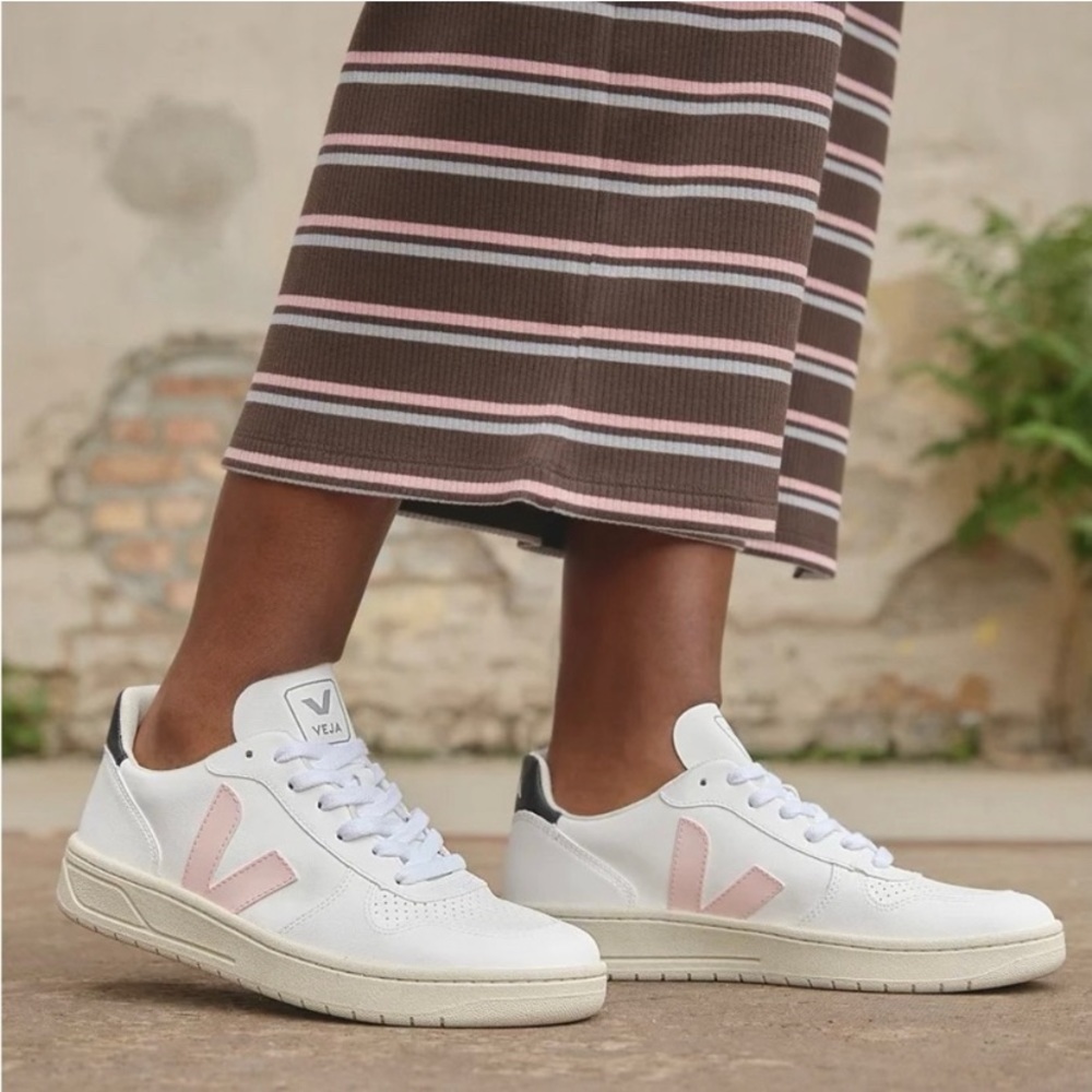 VEJA V-10 CWL White Petale Black